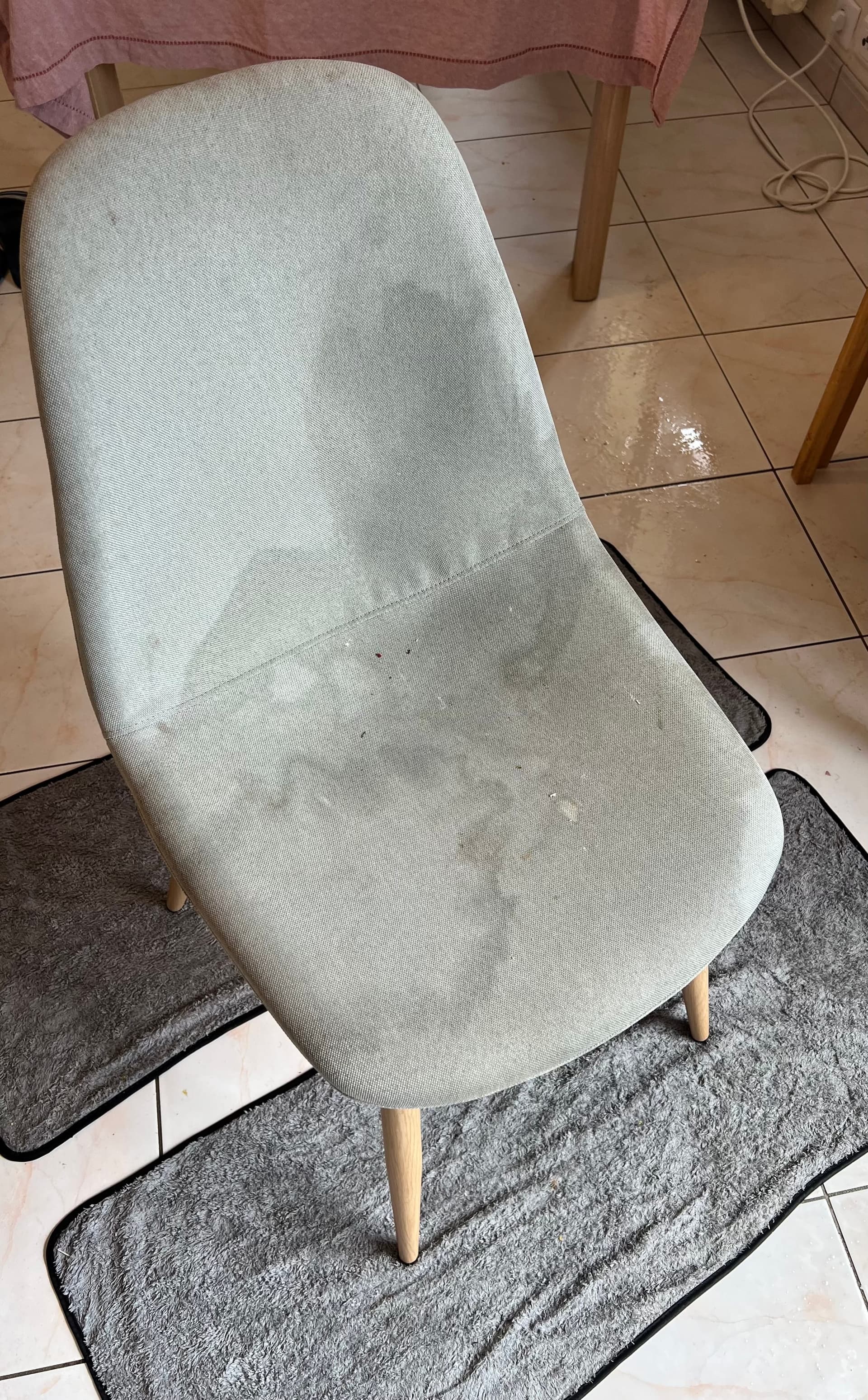 Nettoyage Chaise — avant / après par Fresheco — avant